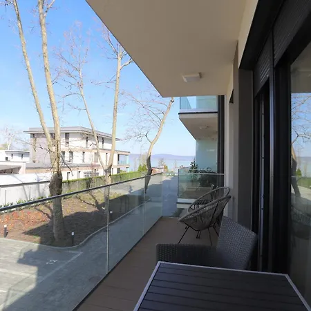 Platan Garden With Lakeview Appartement *